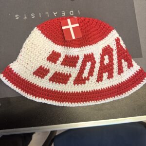 Strikket DK Hue i danske farver klar til VM 2026 og sportsevents