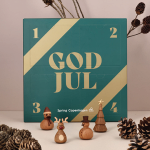 Adventskalender med træfigurer i FSC træ