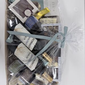 Gavekurv med to flasker vin og chokolade, luksuriøs gave til firma eller privat