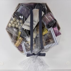 Gavekurv med vin og luksus chokolade, perfekt som firmagave