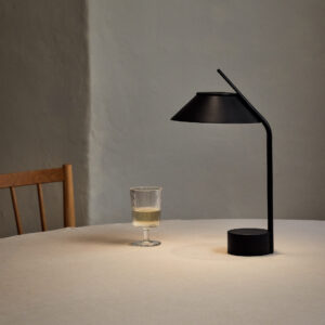 Vinkel LED lampe portable black fra Stelton – trådløs bordlampe i sort