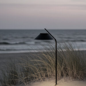 Vinkel LED solcellelampe spyd black fra Stelton til have og udendørs brug