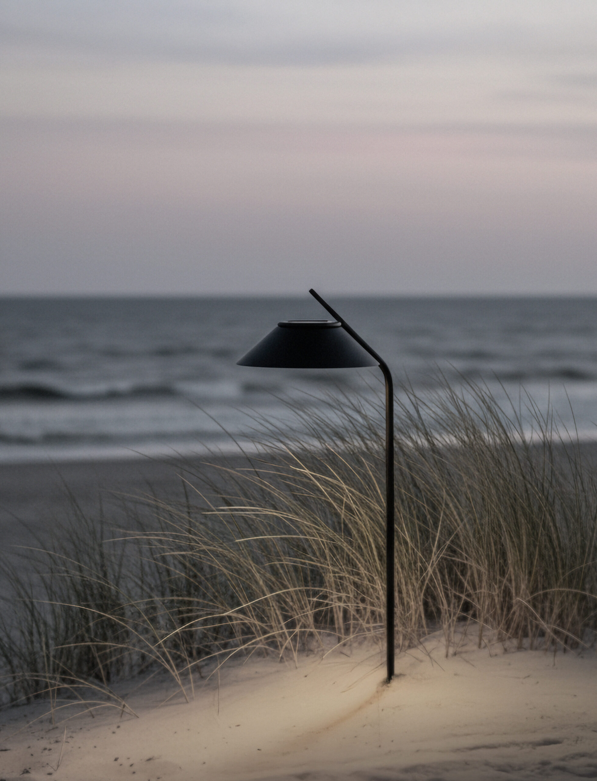 Vinkel LED solcellelampe spyd black fra Stelton til have og udendørs brug