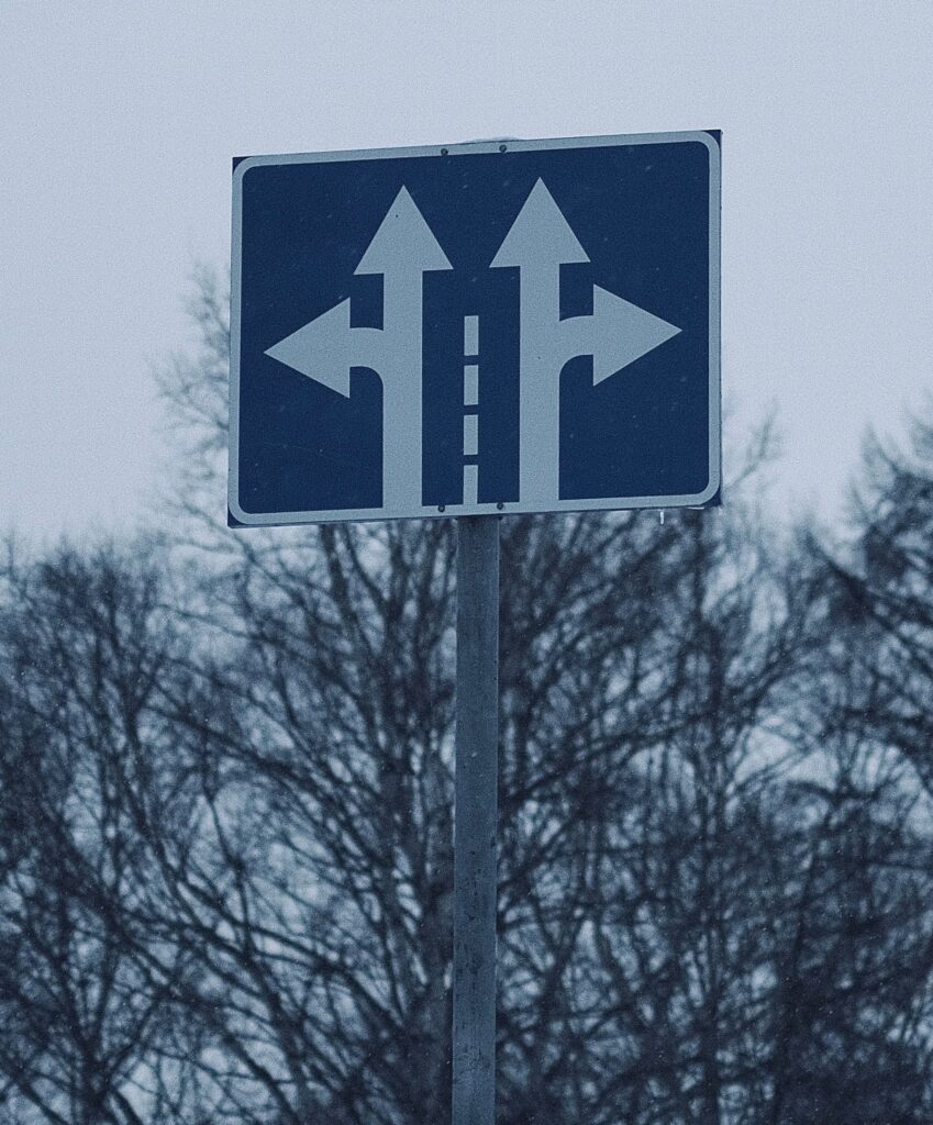 Vejskilt med flere retninger som symbol på hvordan vælger man firmagaver og valg mellem forskellige firmagaveløsninger